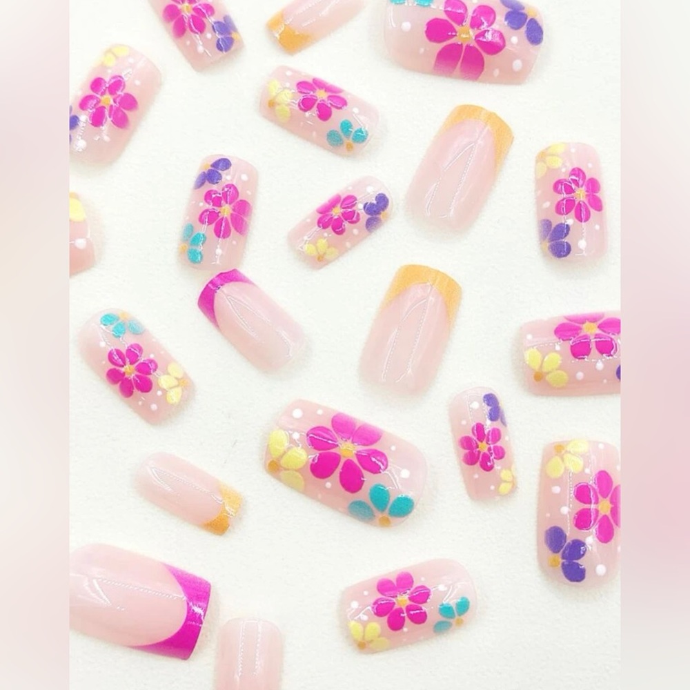BEAUTIFUL Short Square Floral Pattern Full Cover Fake Nail Set - Picture 4 of 5